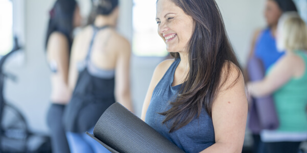 femme portant un tapis de gym