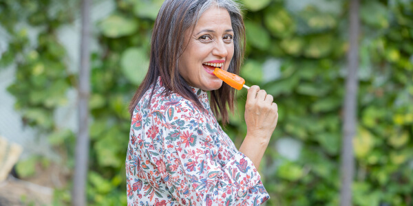 femme qui mange une glace