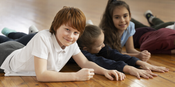 enfants couchés dans une salle