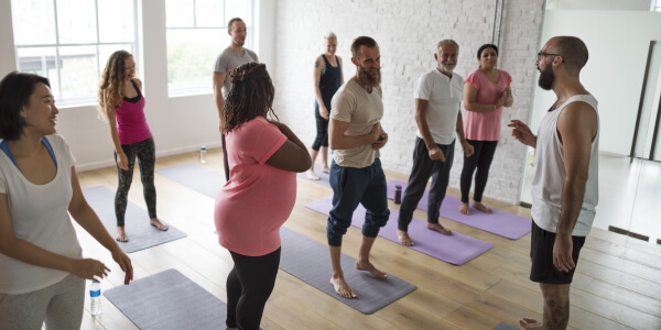 Groupe de personne sur tapis de gym