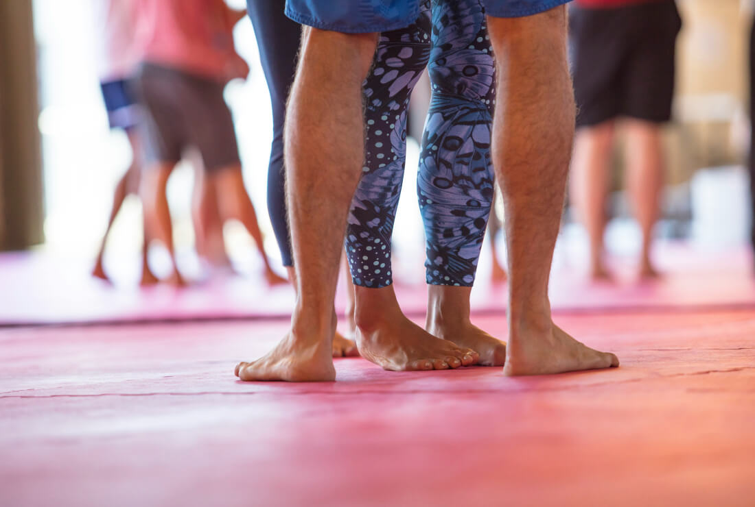 personnes sur tapis de gym