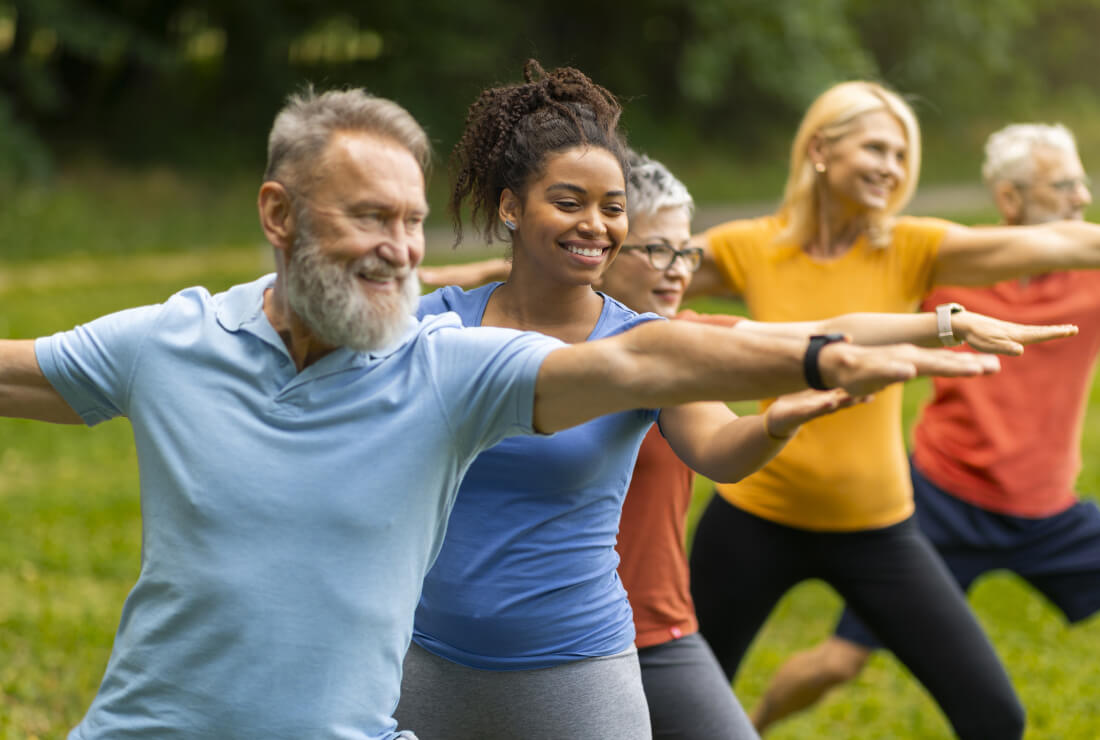 Personne qui font de la gym en extérieure