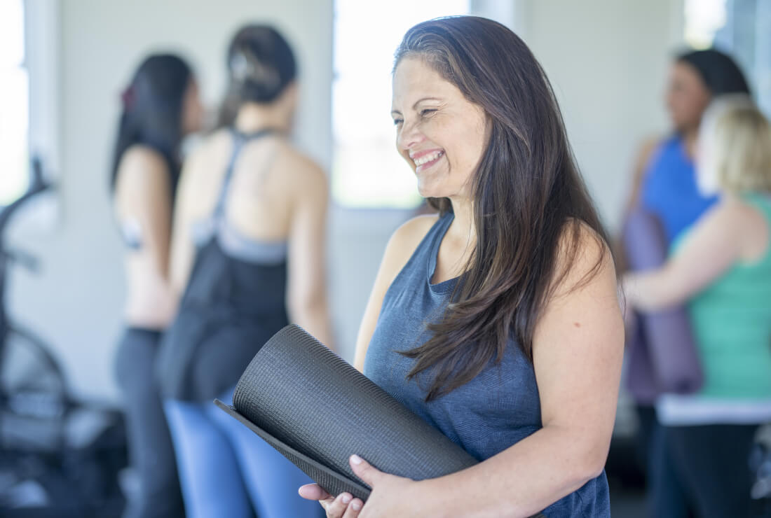 femme portant un tapis de gym