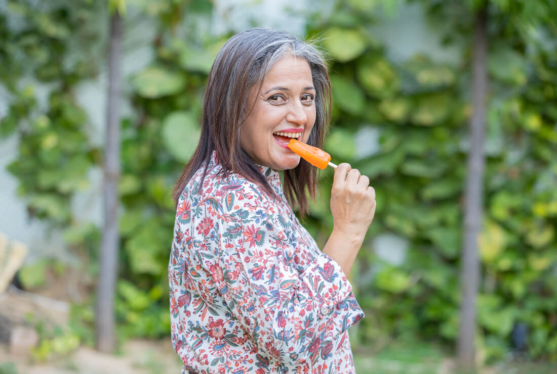 femme qui mange une glace