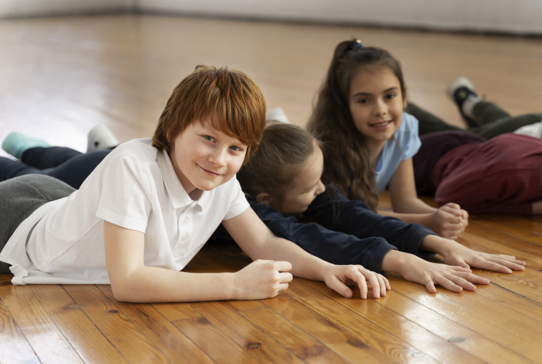 enfants couchés dans une salle