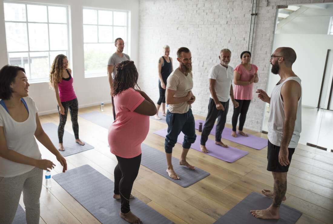 Groupe de personne sur tapis de gym