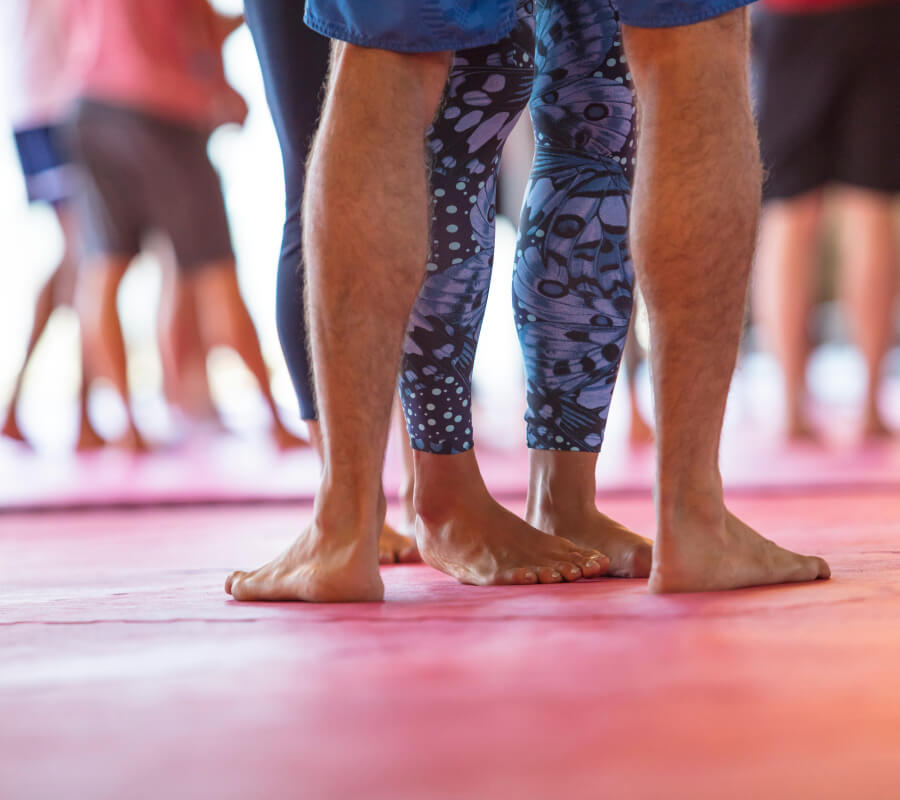 personnes sur tapis de gym
