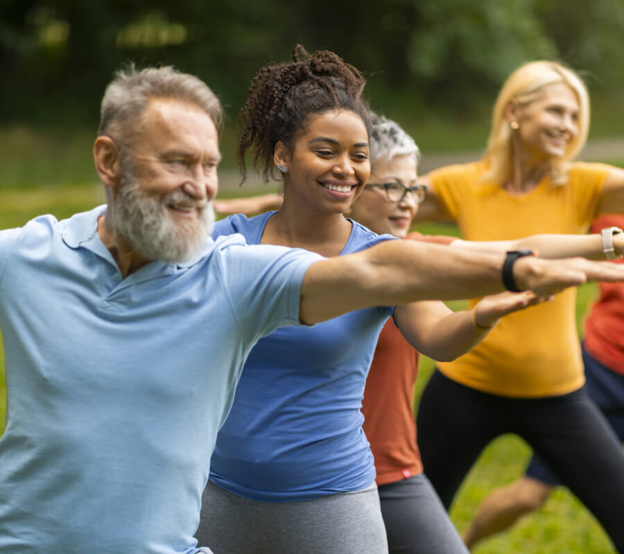 Personnes qui font de la gym en extérieur