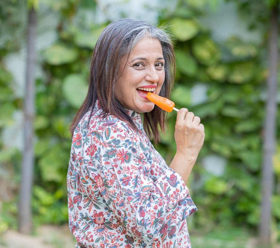 femme qui mange une glace