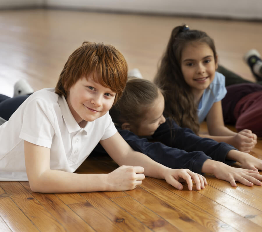 enfants couchés dans une salle